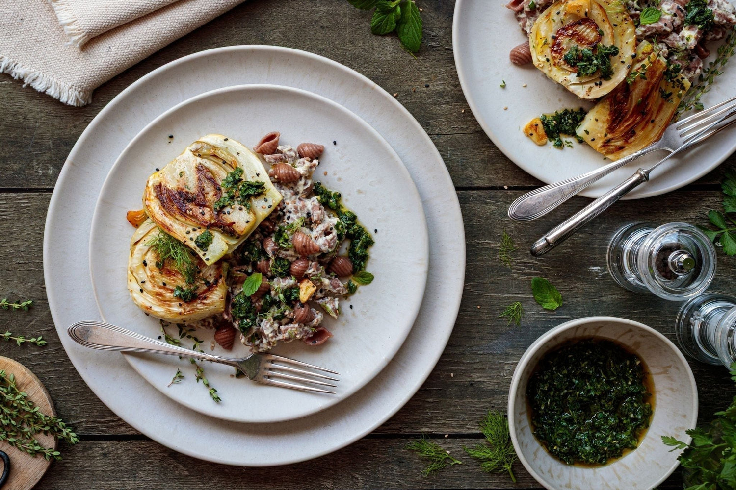 Maroni-Pasta mit Cashew-Zitronen-Sauce, gegrilltem Fenchel und Petersilien-Minz-Gremolata