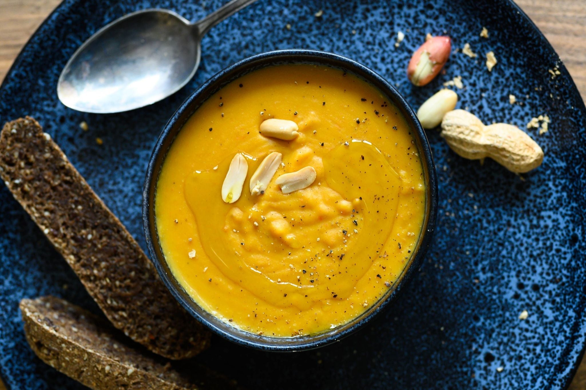 Süßkartoffel-Miso-Erdnuss-Suppe mit roten Linsen