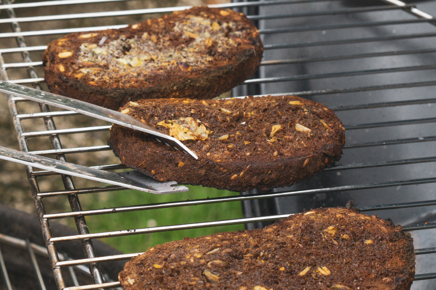 Grillbrot und fruchtiger Sommersalat