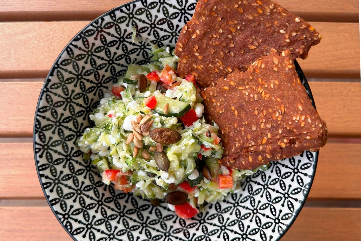 Zucchinisalat mit Hüttenkäse: ein frisches, knackiges & ruckzuck fertiges Rezept für den Sommer
