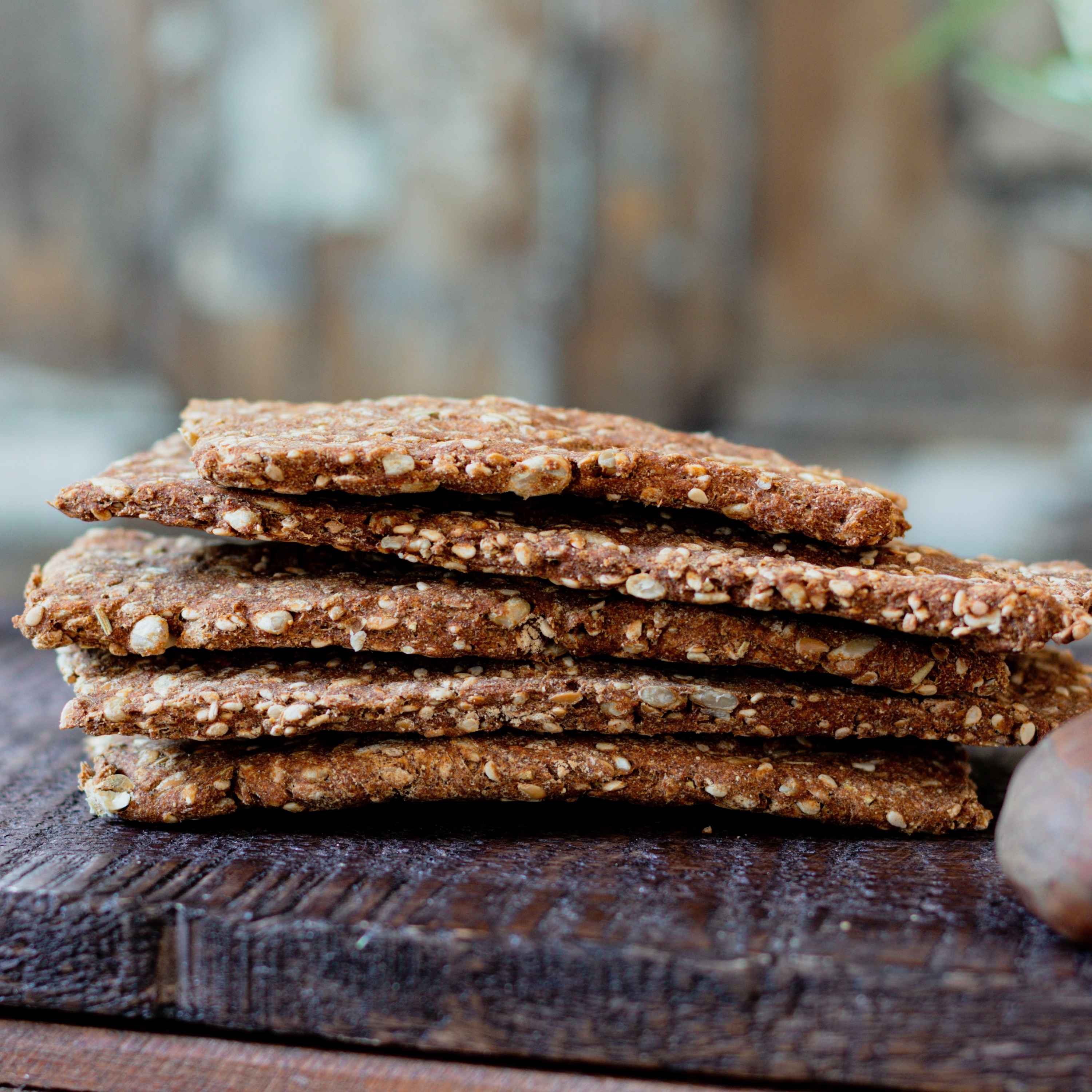 Glutenfreier Knäckebrot-Snack mit Kastanienmehl und Sesam – proteinreich, ballaststoffreich, lower carb, vegan – von My Makery